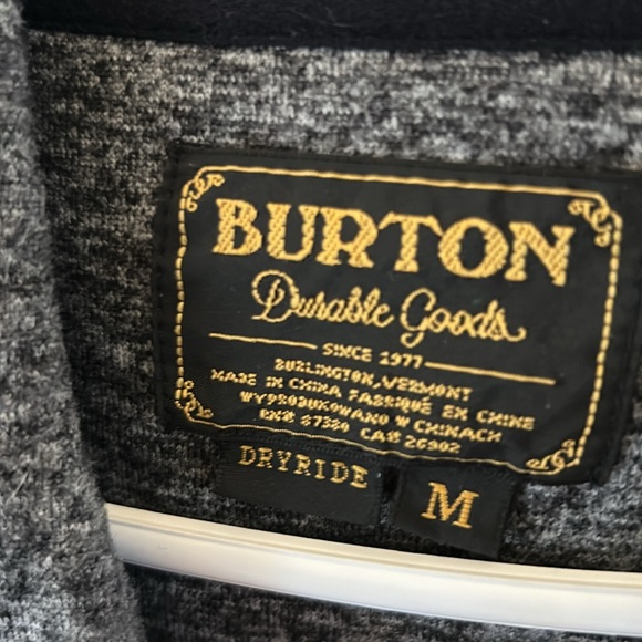 Men’s Burton hoodie, M, hole in front pocket (see photos), otherwise, like new - Picture 3 of 6